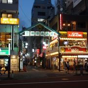 夜に賑わう商店街