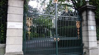 緑の中の洋館が美しい