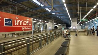 MRTペチャブリ駅が最寄りの連絡交通機関