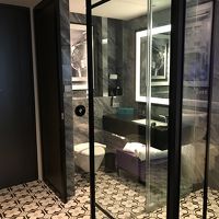 ガラス張りのバスルーム