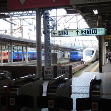 長崎駅構内。右側の列車はかもめ。