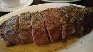 熱々のお皿で食べるステーキ