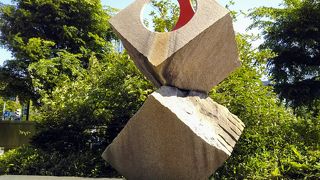 前庭には『湧水彫刻』がある「札幌市教育文化会館」