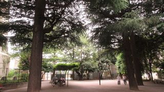 弾丸の傷跡が残る配水塔が残っています