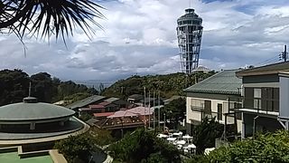 (亀ヶ岡広場)タコせんべいを食べなから一休みしてください