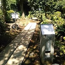 奥が亀石。左が力石です