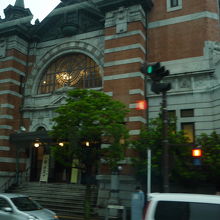 紅白を使った重厚な建物です