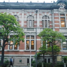 一階と二階で窓のデザインが違っています