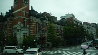 赤レンガと花崗岩の建物