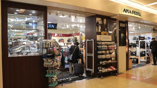 グッズなど鞄がメイン 