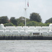 タイ王国海軍司令部は、チャオプラヤー川の宮殿跡地にあります。