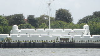 タイ王国海軍司令部は、チャオプラヤー川の宮殿跡地にあります。