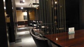 黒と白で統一された落ち着いた店内です