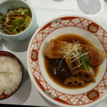 ルームサービスで煮魚定食にしました．キンキ(赤魚)でした