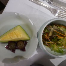 デザートのブドウの皮の切れ目が丁寧