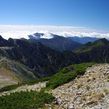 南方向、左に宝剣岳、右に三ノ沢岳、奥に空木岳