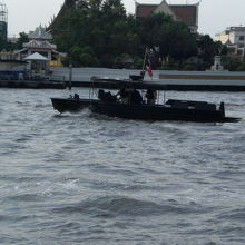 海軍司令部のある周辺を、巡回パトロールする海軍の哨戒艇です。