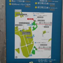 公園全体の案内板だが、墓地、都立公園、区立公園に分かれる