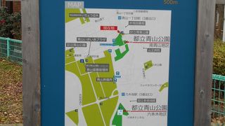 都立青山公園に小さな港区立公園が併存している。