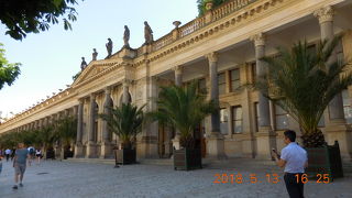 いろんな温度の温泉水が飲める