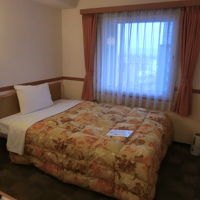 禁煙シングル・大型スーツケースを広げるのはちと狭いかも。