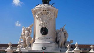 テージョ川の河口を望む広く開放的な広場