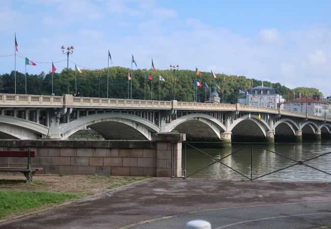 駅とバイヨンヌ市街を結ぶ橋