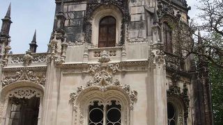 石造りなのにどこか有機的で神秘的な宮殿＆建物群