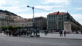 リスボンの建物に囲まれたスクエアな広場