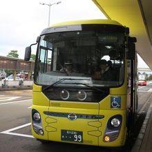 黄色い小さめバス