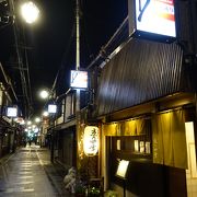 石畳が何とも印象的な商店街