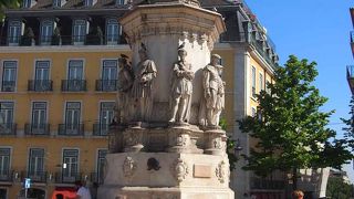 シアード地区の繁華街にある広場