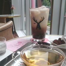 紅茶（ダージリン）とバボアルフレッドミルクティー