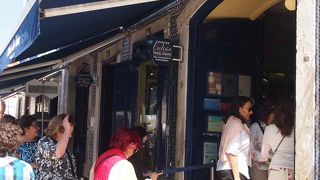 店内もテイクアウトも行列します。