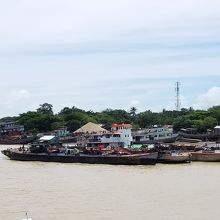 ヤンゴン川岸の風景