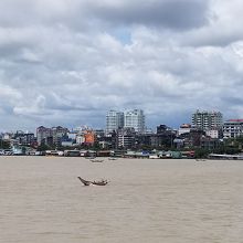 ヤンゴン市街を望む