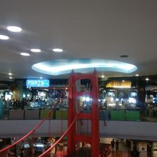 赤い橋の向こう