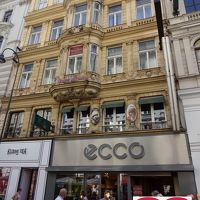 ホテルは靴屋さんの上にあります。