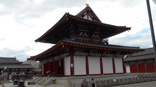 四天王寺五重塔と並ぶシンボル