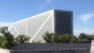 安藤忠雄の傑作のひとつ。石垣がすばらしい。