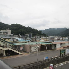 歩道橋から見た駅舎