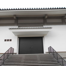 閉まった宝物館入口