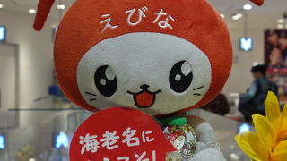 1階で食料を買い，2階で食べるのが安上がり。