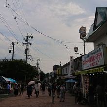 あちらこちらで食べ歩きグルメを食べている人がいます