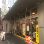 フライパンの炒める音が響く店