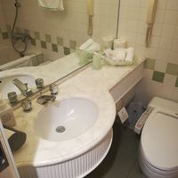 水回り。全体的に昭和感漂います。蛇口は直してほしいな。