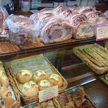 どれも美味しそうなパンが並びます