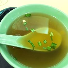 ここのスープは日本の中華のワンタンスープの味に似てる。
