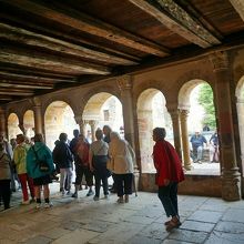 宝物館を訪れたヨーロッパの年輩の団体客