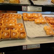 フォションのFのクリームパン